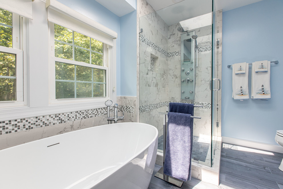 Esempio di una stanza da bagno minimalista con piastrelle blu, pareti blu, pavimento grigio e top blu