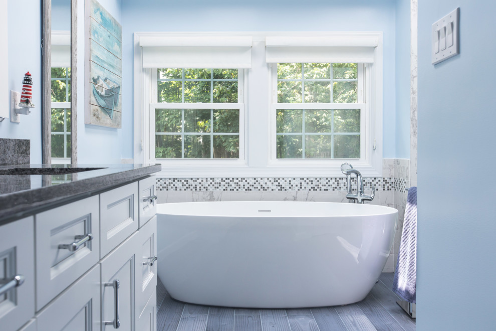 Idee per una stanza da bagno minimalista con piastrelle blu, pareti blu, pavimento grigio e top blu