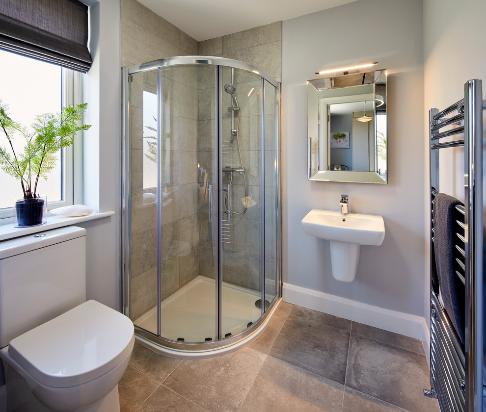 Пример оригинального дизайна: главная ванная комната среднего размера в стиле неоклассика (современная классика) с серой плиткой, керамогранитной плиткой, подвесной раковиной, серым полом и душем с раздвижными дверями