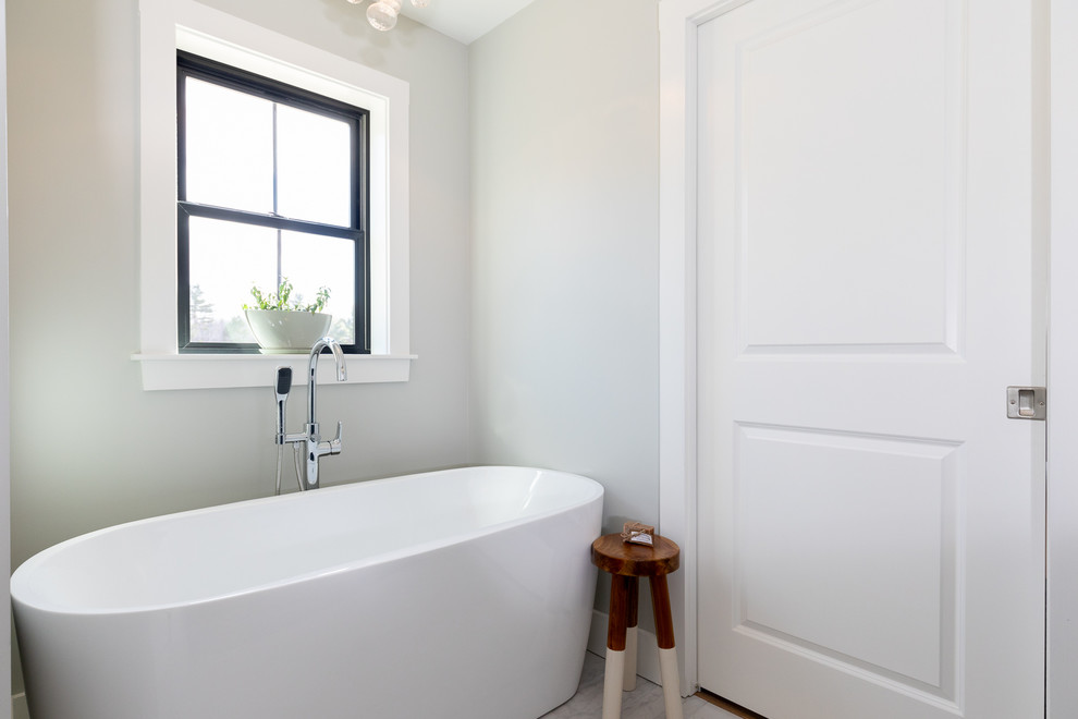 Inredning av ett lantligt litet vit vitt badrum, med skåp i shakerstil, blå skåp, ett fristående badkar, en toalettstol med separat cisternkåpa, beige väggar, klinkergolv i keramik, ett undermonterad handfat och grått golv