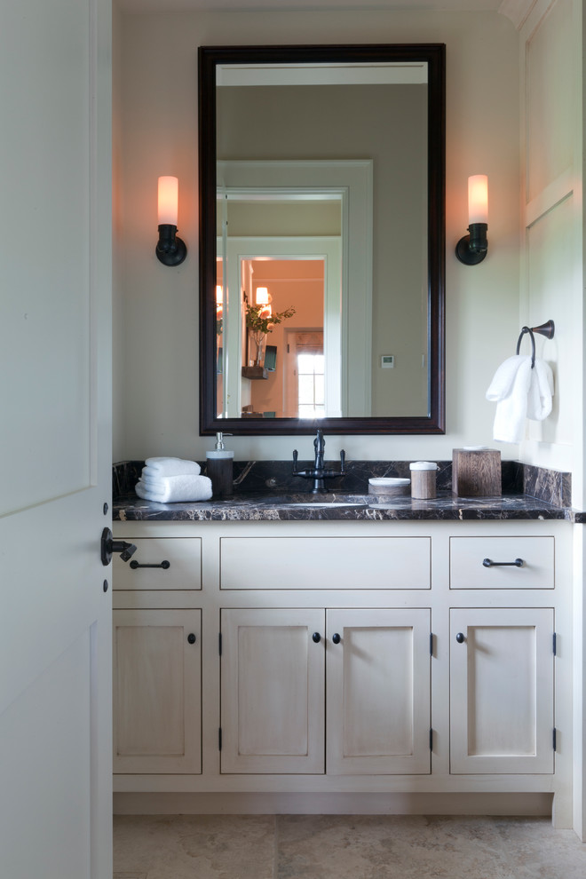 Idéer för stora vintage badrum med dusch, med skåp i shakerstil, vita skåp, en dusch i en alkov, beige kakel, vita väggar, klinkergolv i keramik, ett undermonterad handfat och marmorbänkskiva