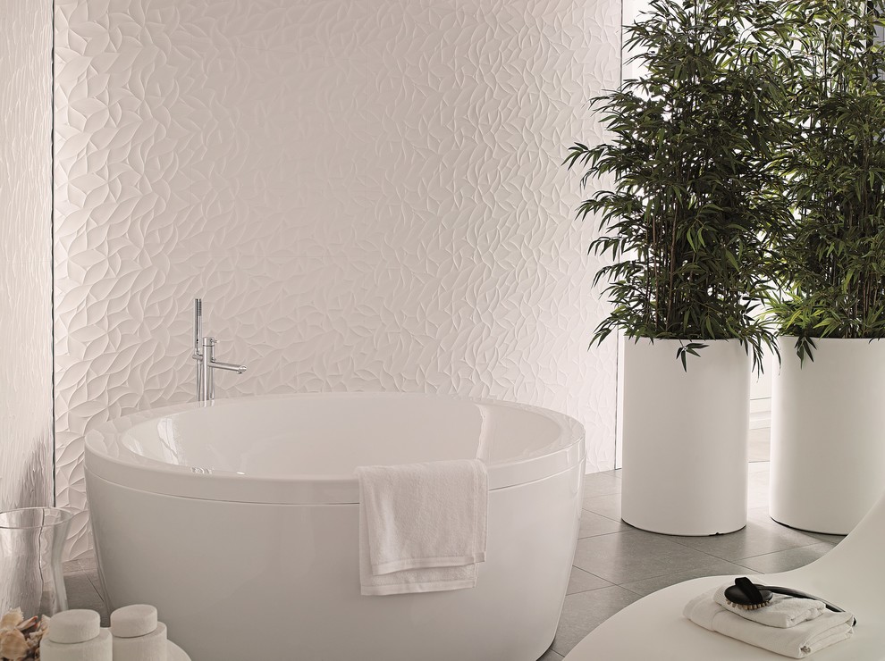 Пример оригинального дизайна: ванная комната в современном стиле с отдельно стоящей ванной, белой плиткой, керамической плиткой, белыми стенами и полом из керамогранита