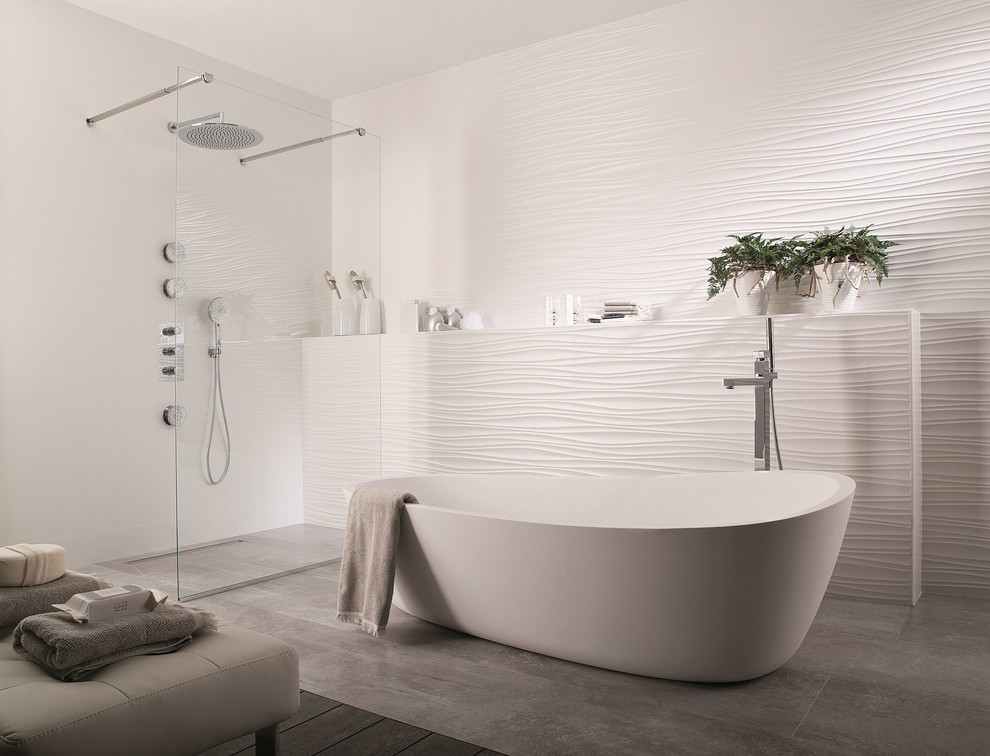 Пример оригинального дизайна: ванная комната в современном стиле с отдельно стоящей ванной, открытым душем, белой плиткой, керамической плиткой, белыми стенами и полом из керамогранита
