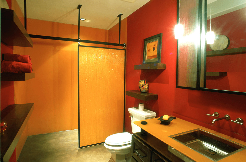 На фото: ванная комната в стиле модернизм с стеклянной столешницей