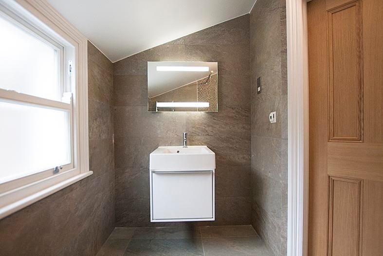 Foto på ett mellanstort funkis badrum för barn, med en öppen dusch, grå kakel, porslinskakel, klinkergolv i porslin och ett väggmonterat handfat