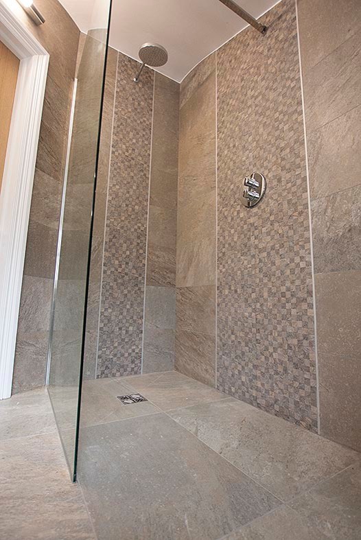 Foto de cuarto de baño infantil contemporáneo de tamaño medio con ducha abierta, baldosas y/o azulejos grises, baldosas y/o azulejos de porcelana, suelo de baldosas de porcelana y lavabo suspendido