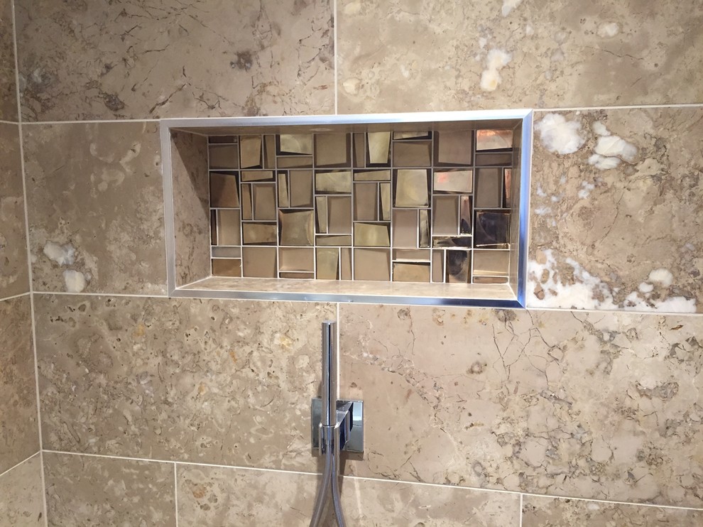Foto di una piccola stanza da bagno padronale moderna con doccia alcova, WC sospeso, piastrelle beige, piastrelle in pietra, pareti beige, pavimento in pietra calcarea e lavabo sospeso