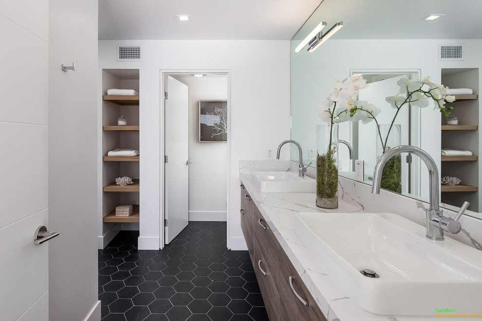 Medium sized contemporary ensuite bathroom in San Diego with flat-panel cabinets, grey cabinets, porcelain flooring, a built-in sink, engineered stone worktops, black floors and multi-coloured worktops.