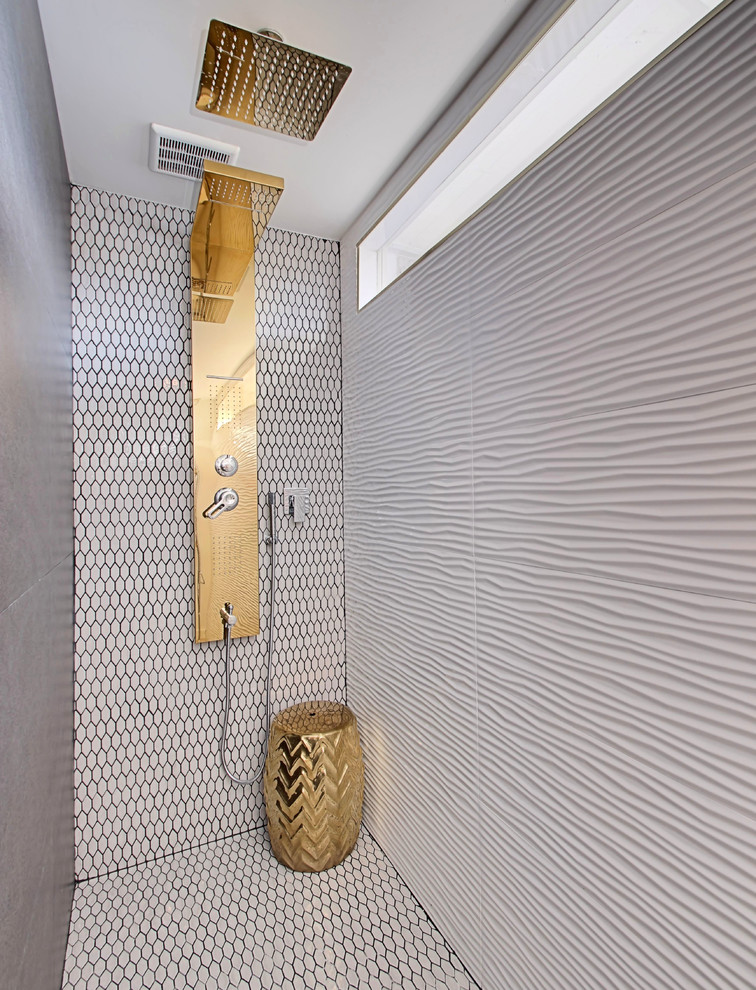 Idéer för ett mellanstort retro en-suite badrum, med en öppen dusch, vit kakel, porslinskakel, mosaikgolv och bänkskiva i kvarts