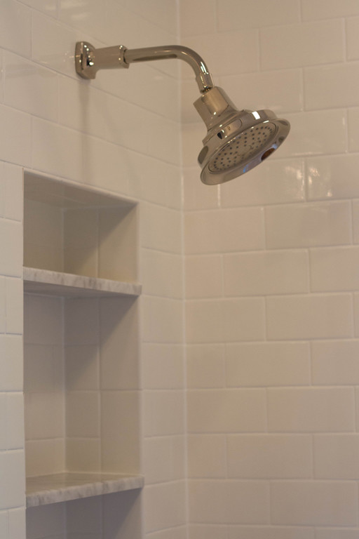 Ispirazione per una grande stanza da bagno padronale classica con vasca ad alcova, vasca/doccia e piastrelle in ceramica