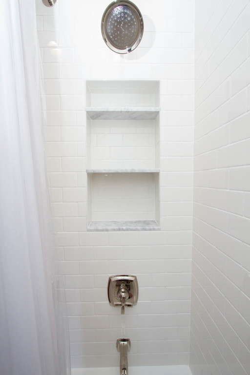Idéer för stora vintage en-suite badrum, med ett badkar i en alkov, en dusch/badkar-kombination, vit kakel och keramikplattor