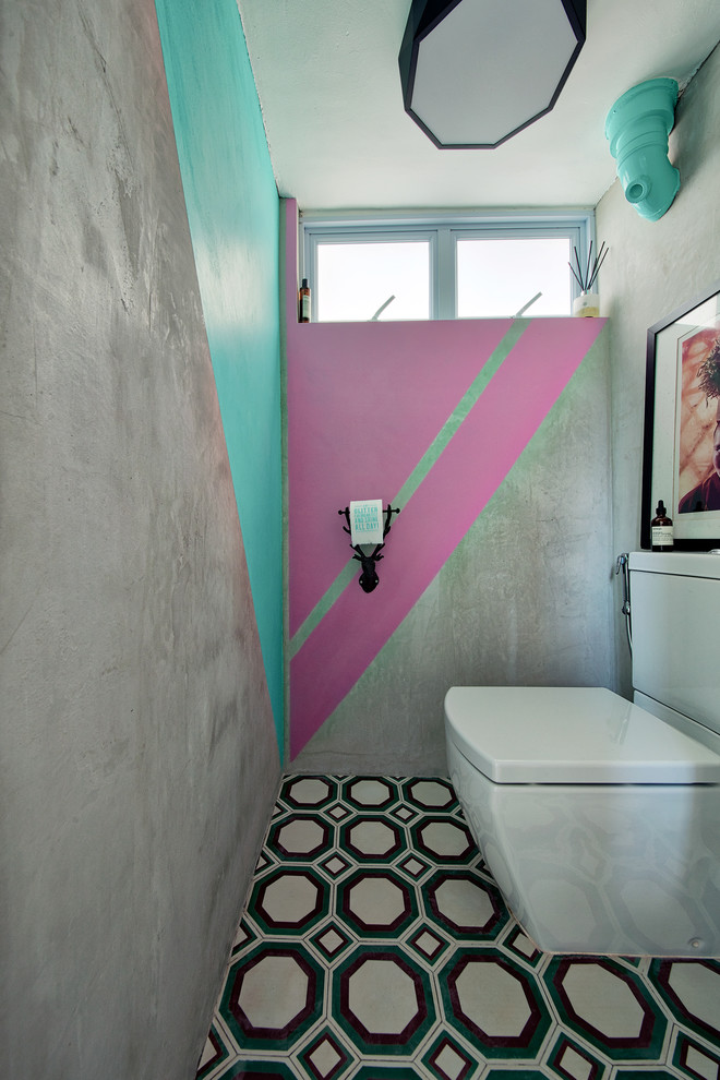Eklektisches Badezimmer mit Wandtoilette mit Spülkasten, grauen Fliesen, grauer Wandfarbe und buntem Boden in Singapur
