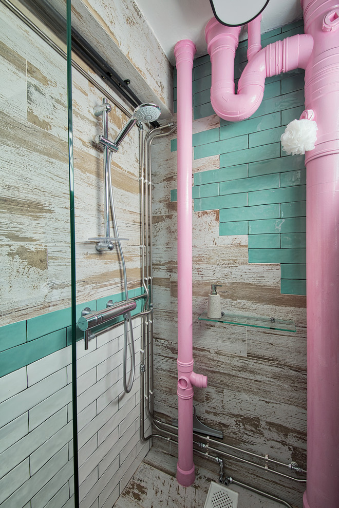 Bild på ett eklektiskt badrum, med en hörndusch, blå kakel och tunnelbanekakel