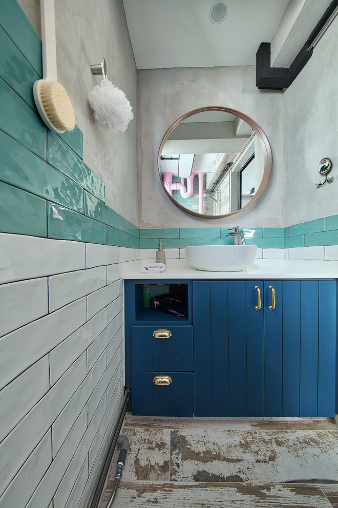 Ispirazione per una stanza da bagno con doccia boho chic con ante lisce, ante blu, piastrelle blu, piastrelle bianche, pareti grigie, lavabo a bacinella e top bianco