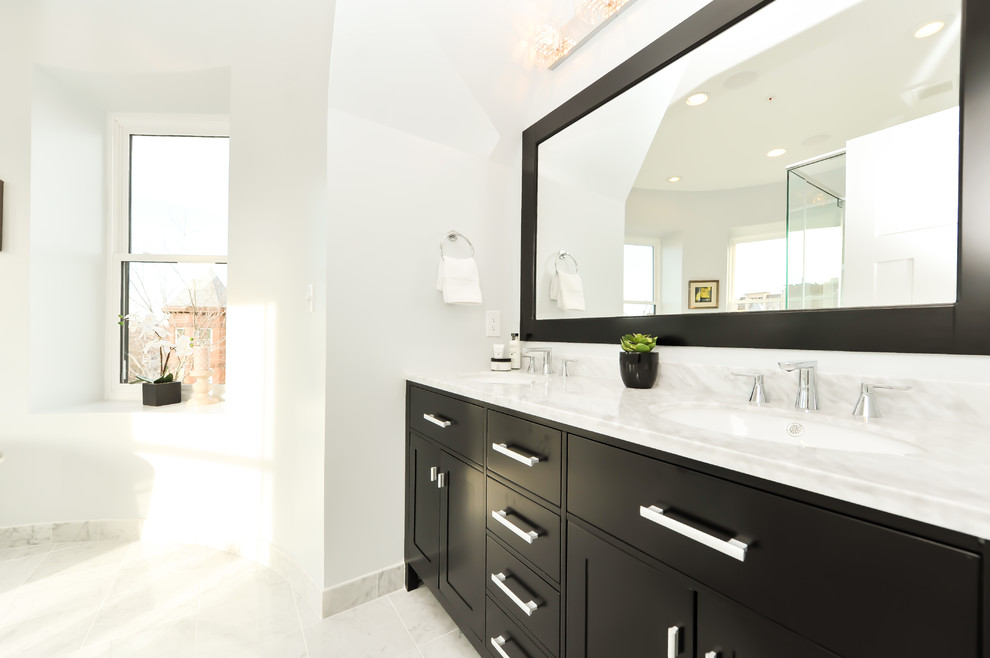 Idéer för att renovera ett funkis badrum, med ett fristående badkar, vita väggar och marmorgolv