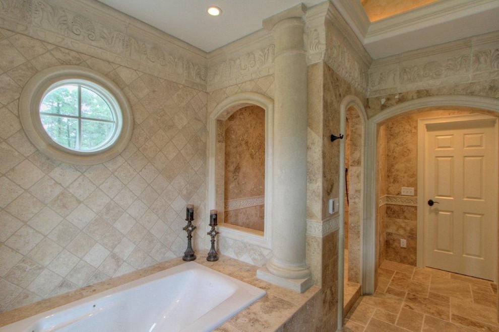 Стильный дизайн: большая главная ванная комната в классическом стиле с накладной ванной, открытым душем, каменной плиткой и мраморным полом - последний тренд