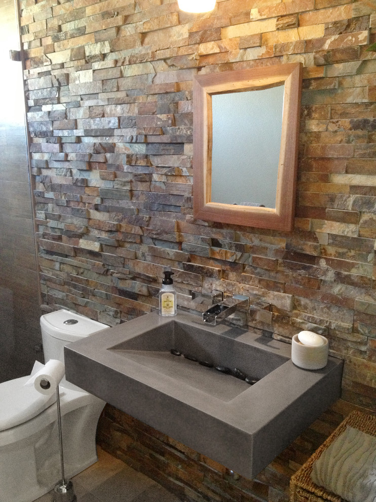 Foto på ett mellanstort funkis badrum, med ett väggmonterat handfat