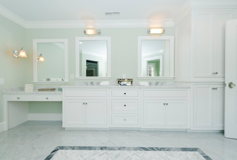 Idées déco pour une grande salle de bain principale classique avec un placard avec porte à panneau encastré, des portes de placard blanches, une baignoire posée, une douche d'angle, un carrelage noir et blanc, des carreaux de céramique, un mur vert, un sol en marbre, un lavabo posé et un plan de toilette en marbre.