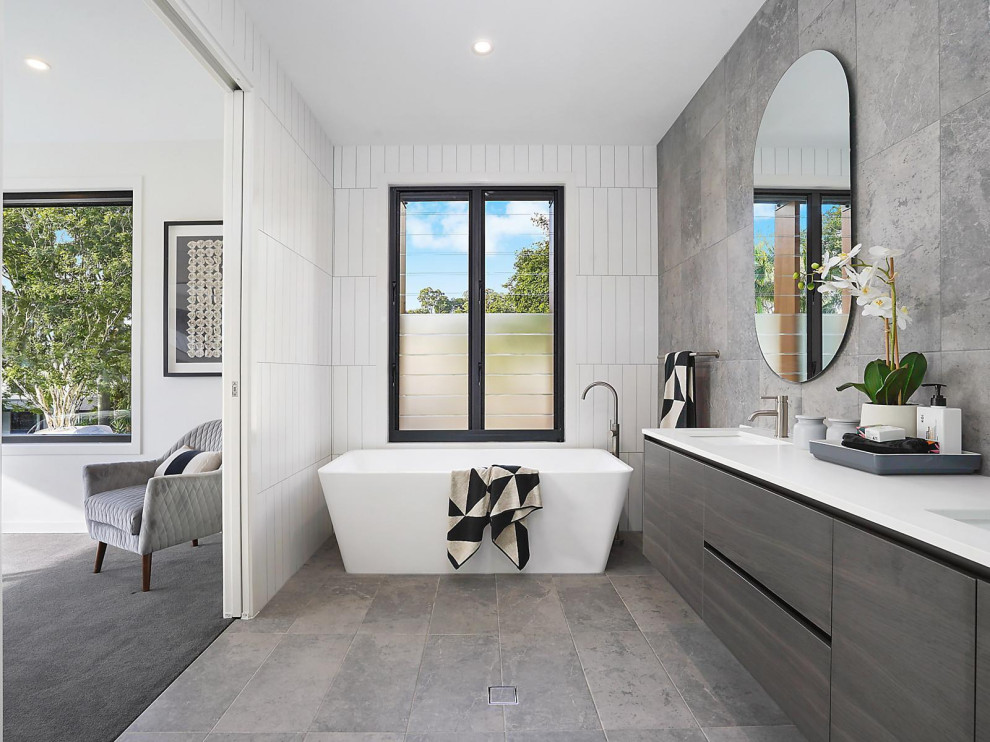 Großes Modernes Badezimmer En Suite mit freistehender Badewanne, farbigen Fliesen, Doppelwaschbecken, schwebendem Waschtisch, Doppeldusche, grauem Boden und Falttür-Duschabtrennung in Brisbane