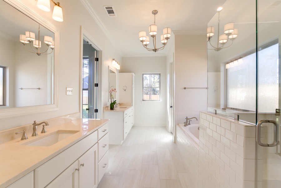 Foto på ett stort funkis en-suite badrum, med luckor med infälld panel, vita skåp, ett badkar i en alkov, en hörndusch, tunnelbanekakel, vita väggar, klinkergolv i keramik, ett undermonterad handfat och granitbänkskiva