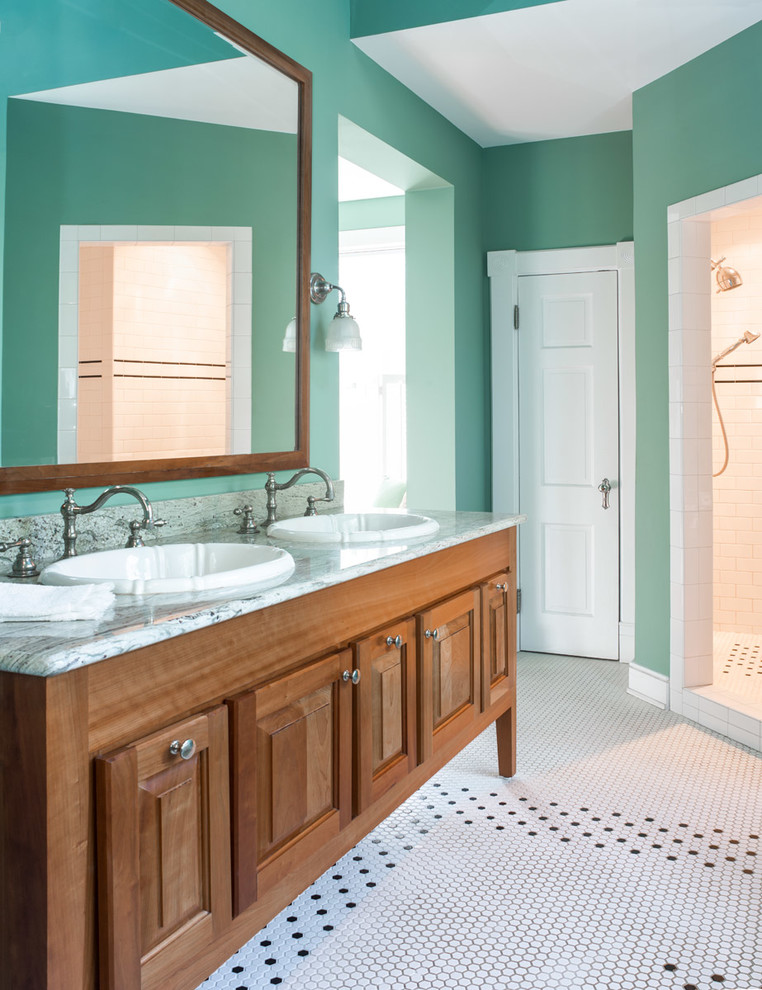 Foto di una stanza da bagno chic con lavabo da incasso, doccia ad angolo, pareti verdi e pavimento con piastrelle a mosaico