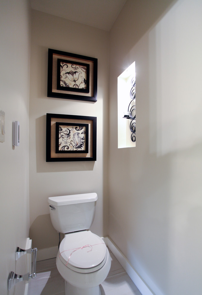 Cette photo montre un grand WC et toilettes chic avec une vasque, un placard à porte plane, des portes de placard marrons, un plan de toilette en verre, WC séparés, un carrelage blanc, des carreaux de céramique, un mur blanc et un sol en carrelage de céramique.