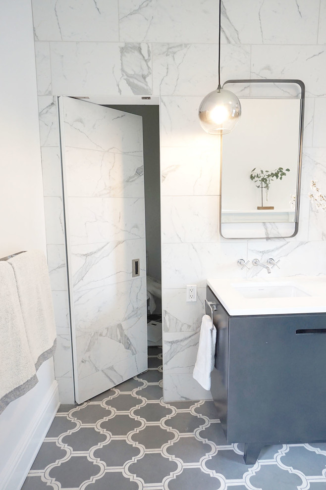 Стильный дизайн: маленькая главная ванная комната в стиле модернизм с плоскими фасадами, серыми фасадами, угловым душем, раздельным унитазом, черно-белой плиткой, керамогранитной плиткой, белыми стенами, полом из цементной плитки, врезной раковиной, столешницей из искусственного кварца, серым полом, душем с распашными дверями и белой столешницей для на участке и в саду - последний тренд