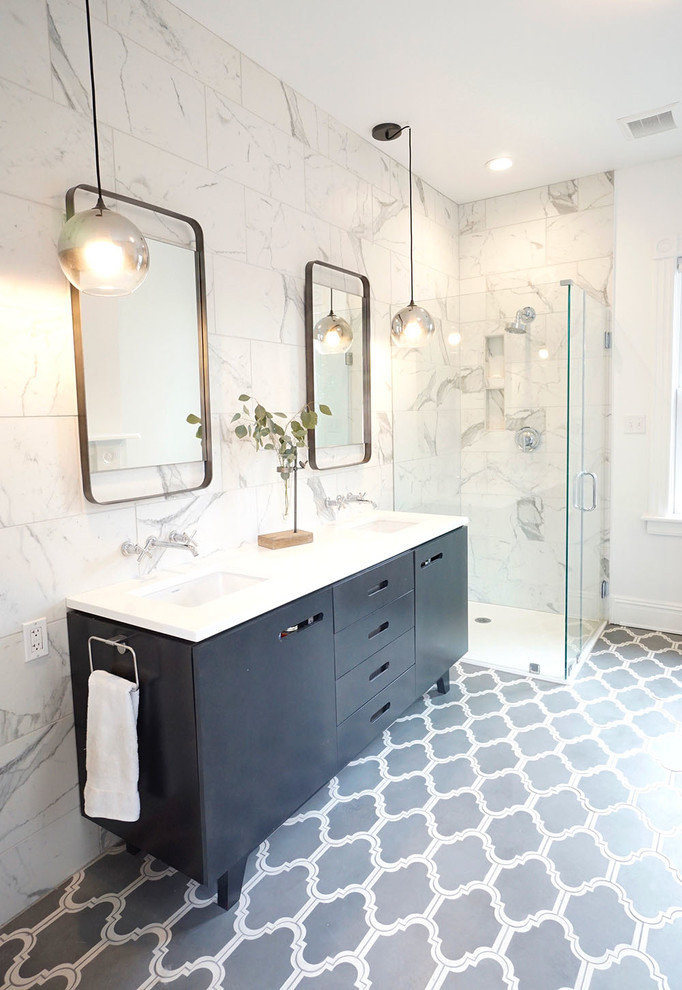 Пример оригинального дизайна: маленькая главная ванная комната в стиле модернизм с плоскими фасадами, серыми фасадами, угловым душем, раздельным унитазом, черно-белой плиткой, керамогранитной плиткой, белыми стенами, полом из цементной плитки, врезной раковиной, столешницей из искусственного кварца, серым полом, душем с распашными дверями и белой столешницей для на участке и в саду