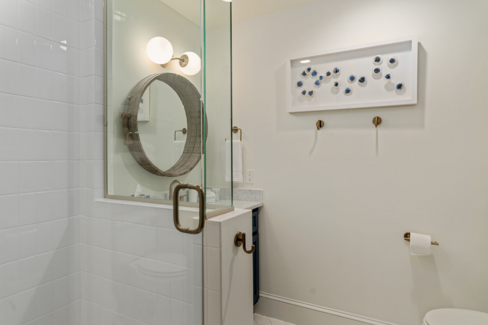 Ejemplo de cuarto de baño costero de tamaño medio con paredes blancas, suelo de madera en tonos medios y suelo gris
