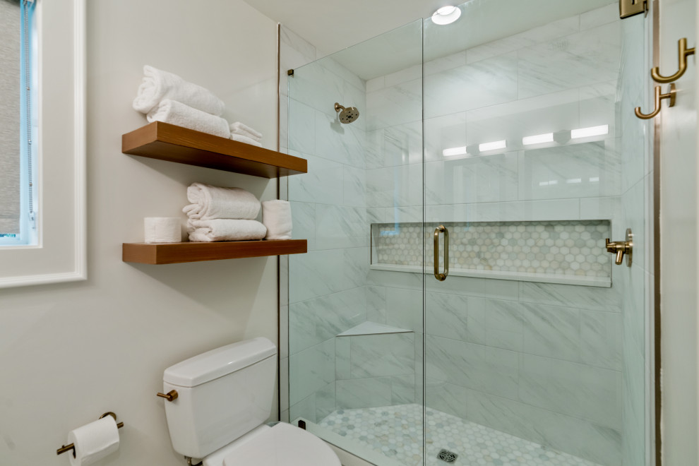 Cette image montre une salle de bain marine de taille moyenne avec un mur blanc, un sol en bois brun et un sol gris.