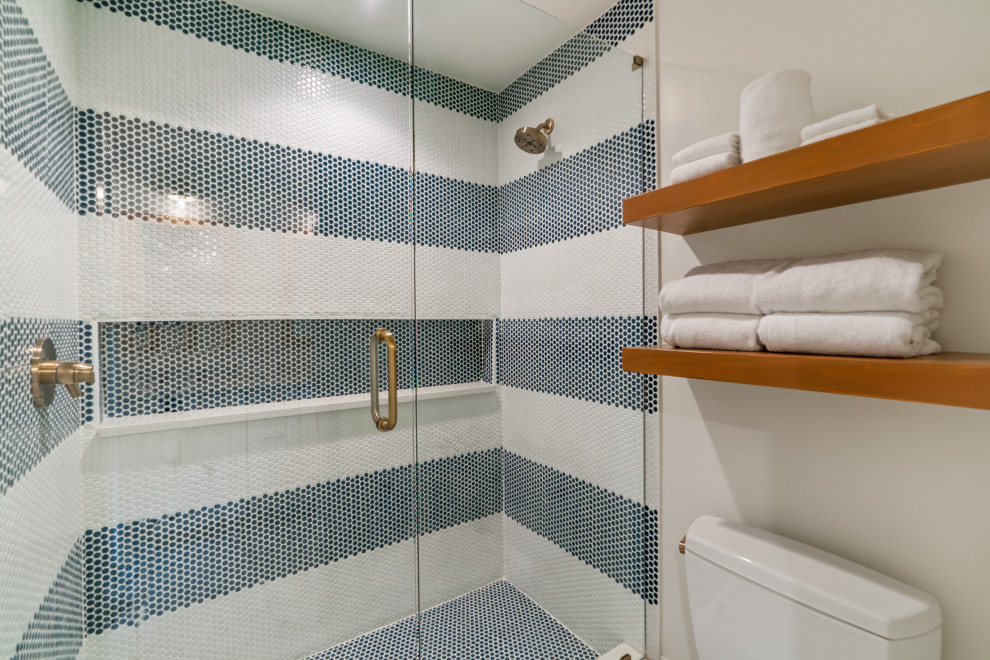 Свежая идея для дизайна: ванная комната среднего размера в морском стиле с белыми стенами, паркетным полом среднего тона и серым полом - отличное фото интерьера