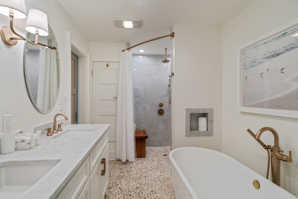 Mittelgroßes Maritimes Badezimmer mit weißer Wandfarbe, braunem Holzboden und grauem Boden in Sonstige