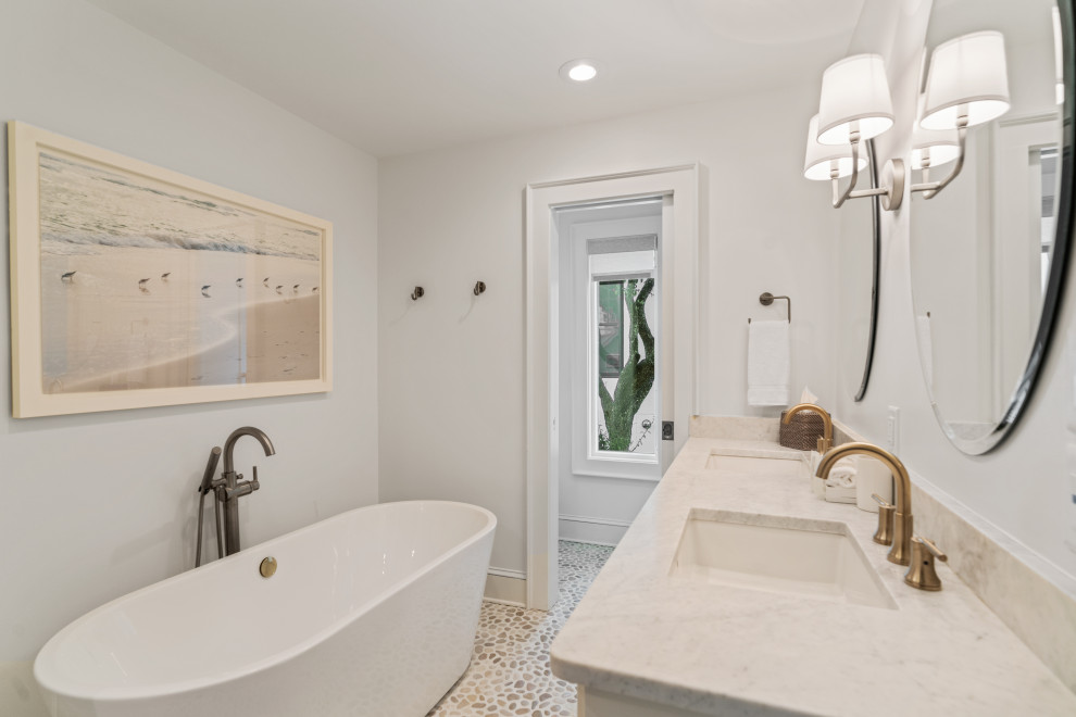 Esempio di una stanza da bagno stile marinaro di medie dimensioni con pareti bianche, pavimento in legno massello medio e pavimento grigio