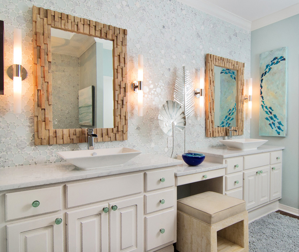 マイアミにあるビーチスタイルのおしゃれな浴室 (ベッセル式洗面器、白いキャビネット、クオーツストーンの洗面台、アルコーブ型浴槽、白いタイル、モザイクタイル、青い壁、無垢フローリング) の写真