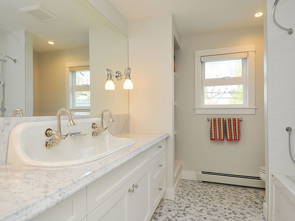 Свежая идея для дизайна: ванная комната в классическом стиле с мраморной столешницей и раковиной с несколькими смесителями - отличное фото интерьера