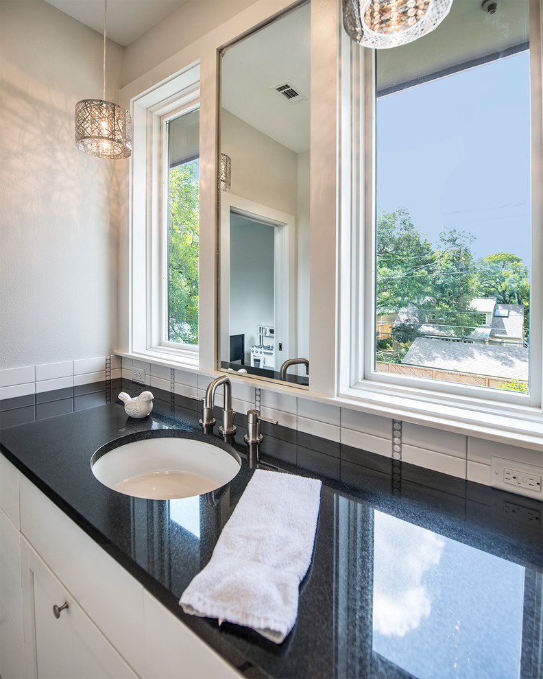 Идея дизайна: ванная комната в стиле неоклассика (современная классика) с врезной раковиной, фасадами в стиле шейкер, белыми фасадами, столешницей из гранита, белой плиткой, белыми стенами и полом из керамической плитки