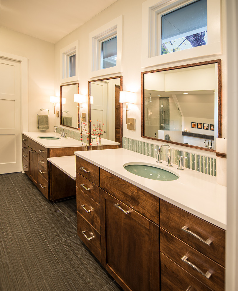 Inspiration för klassiska en-suite badrum, med ett undermonterad handfat, skåp i shakerstil, skåp i mörkt trä, grön kakel, mosaik, vita väggar och klinkergolv i keramik