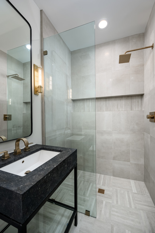 Inspiration för små moderna badrum, med en kantlös dusch, porslinskakel och bänkskiva i kalksten