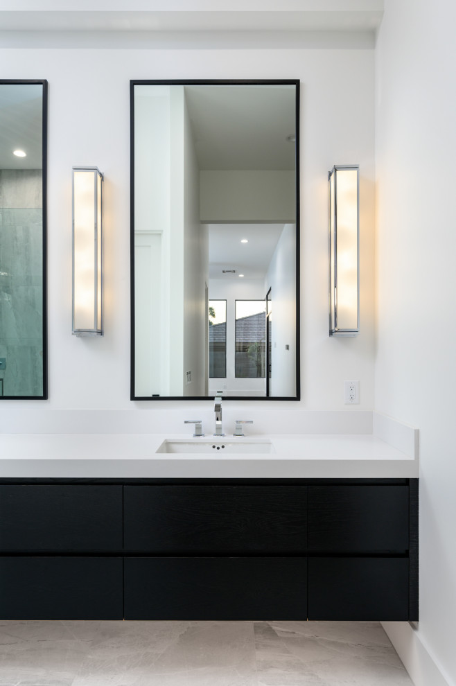Immagine di una stanza da bagno padronale moderna con mobile bagno sospeso e top in quarzo composito