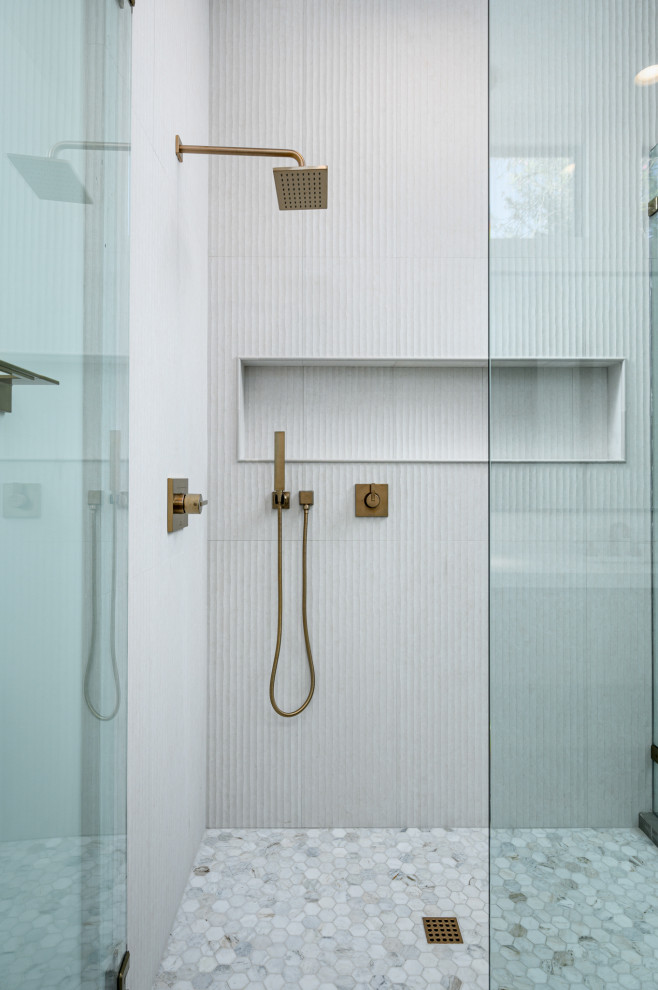 Immagine di una stanza da bagno contemporanea con piastrelle in gres porcellanato