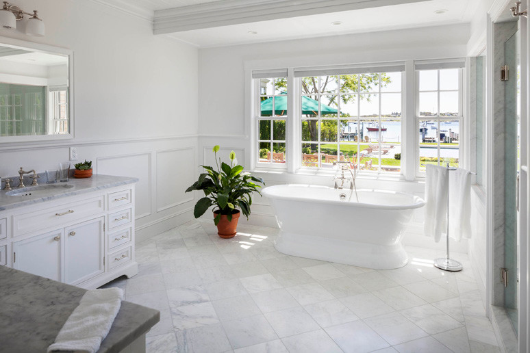 Idées déco pour une grande salle de bain principale classique avec un lavabo encastré, un placard à porte affleurante, des portes de placard blanches, un plan de toilette en marbre, une baignoire indépendante, une douche à l'italienne, un carrelage blanc et un mur blanc.