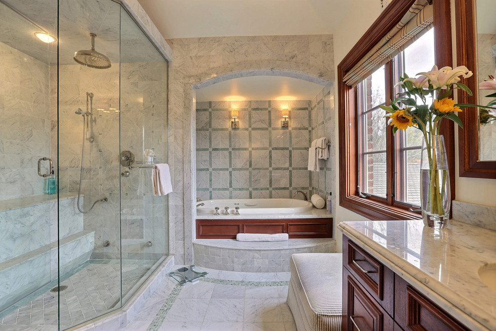 Foto på ett vintage en-suite badrum, med luckor med upphöjd panel, skåp i mörkt trä, ett badkar i en alkov, en dusch i en alkov, grå kakel, grön kakel, vita väggar och ett undermonterad handfat