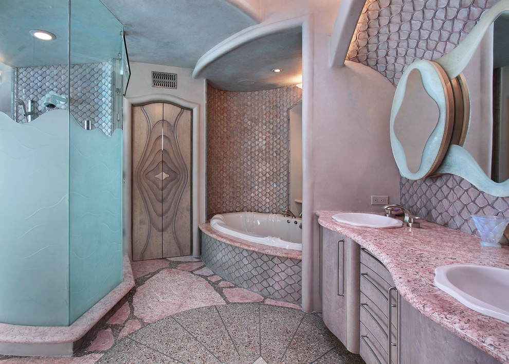 Idée de décoration pour une salle de bain bohème avec un lavabo posé, un placard à porte plane, des portes de placard grises, une douche d'angle, un mur beige et une baignoire posée.