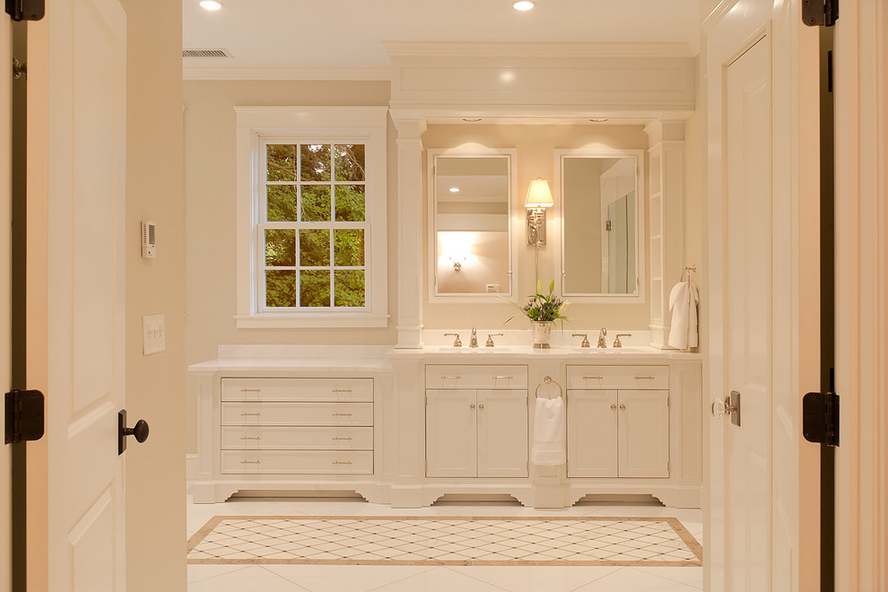 ボストンにあるトラディショナルスタイルのおしゃれな浴室 (落し込みパネル扉のキャビネット、白いキャビネット、ベージュの床) の写真