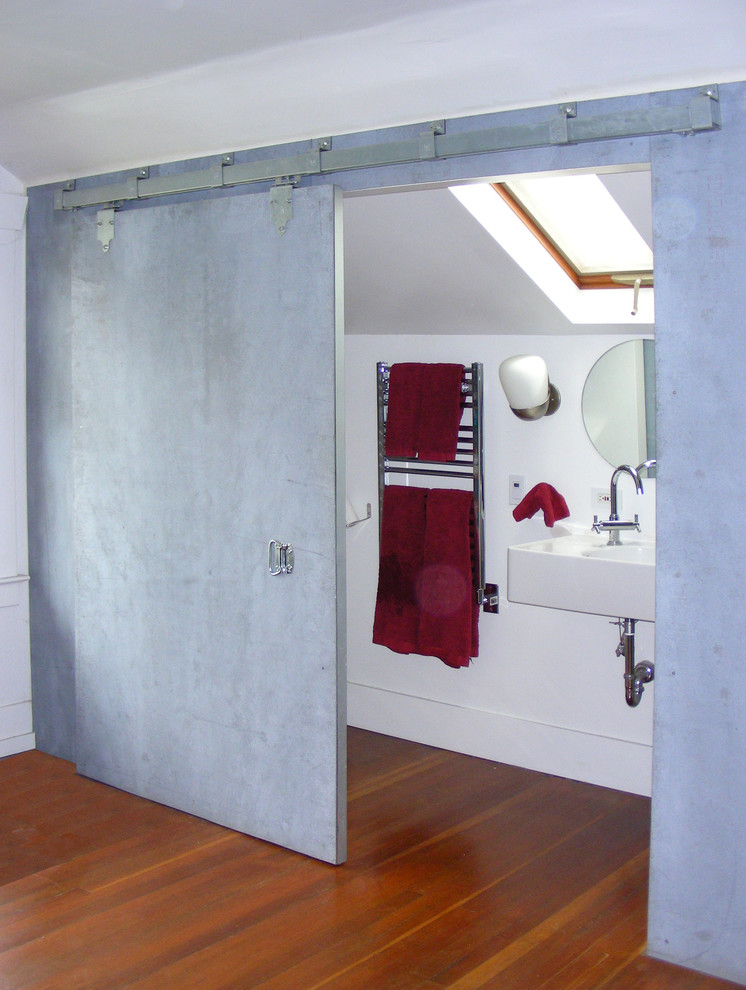 Источник вдохновения для домашнего уюта: маленькая ванная комната в стиле лофт с подвесной раковиной, душем в нише, раздельным унитазом, белыми стенами, паркетным полом среднего тона и душевой кабиной для на участке и в саду