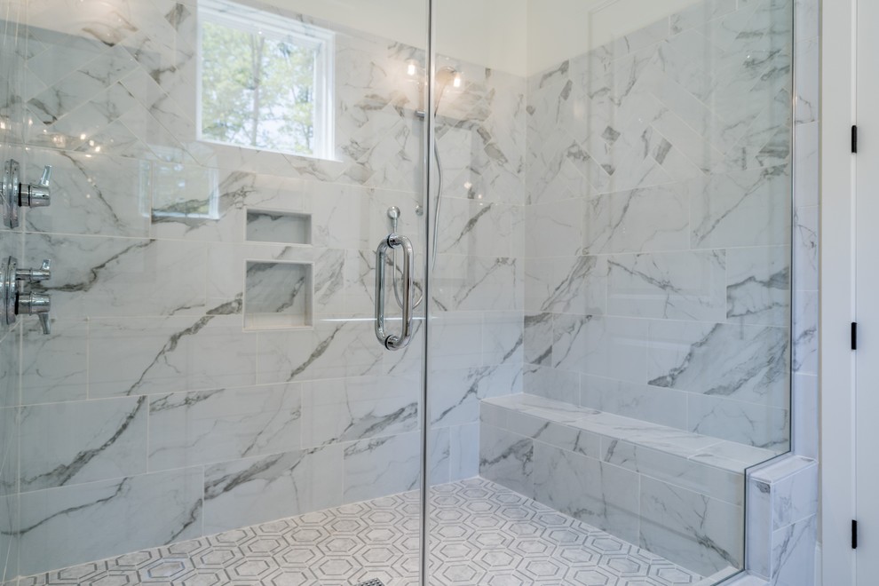 Idee per una stanza da bagno padronale country di medie dimensioni con doccia alcova, piastrelle bianche e porta doccia a battente