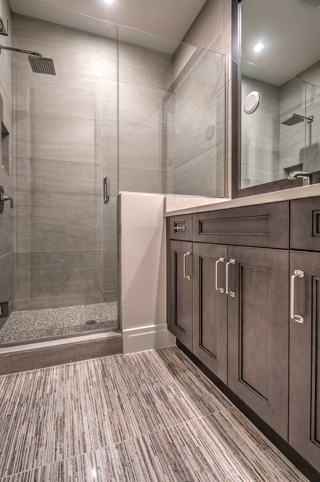 Idéer för mellanstora vintage badrum med dusch, med luckor med infälld panel, skåp i mörkt trä, marmorbänkskiva och flerfärgad kakel