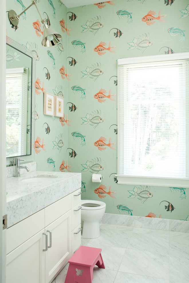 Источник вдохновения для домашнего уюта: детская ванная комната в стиле неоклассика (современная классика) с врезной раковиной, фасадами с утопленной филенкой, белыми фасадами и разноцветными стенами