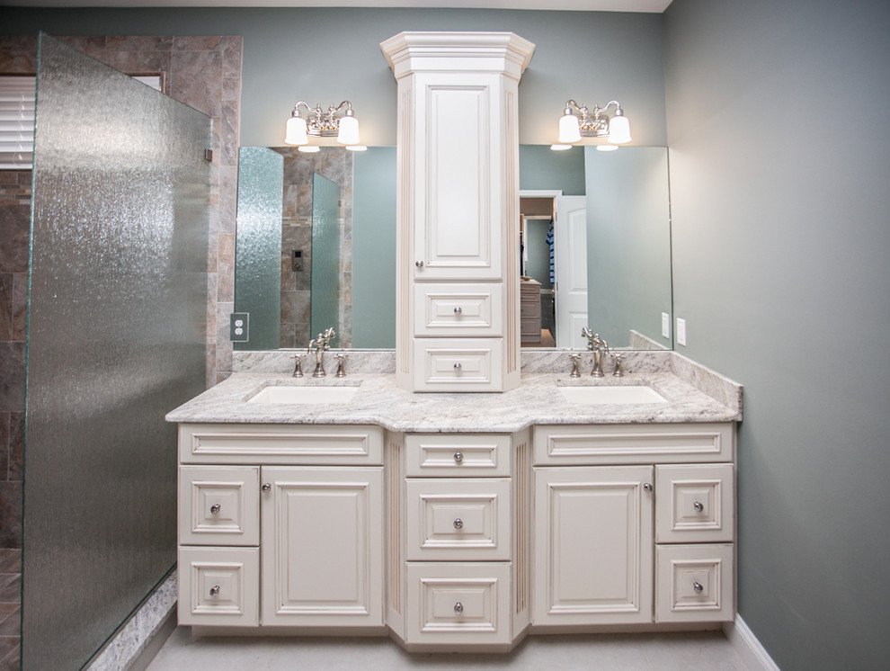 Klassisk inredning av ett mellanstort en-suite badrum, med luckor med upphöjd panel, vita skåp och granitbänkskiva