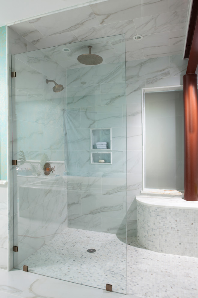 Idee per una stanza da bagno design con doccia a filo pavimento, piastrelle a mosaico, nicchia e panca da doccia